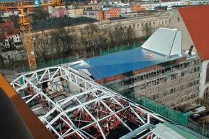  Ganz oben: Aufbau des Dachtragwerks Darunter: Die Aluminium-Verkleidung montierten die Handwerker auf einer Unterkonstruktion, die im Primärtragwerk verankert wurdeGroßes Bild auf Seite 38: Das expressionistische Dach in der Draufsicht (Foto: Ludwig Rauch) 