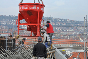  Da der ungewohnt klumpige Dämmbeton nicht mit konventionellen Betonpumpen befördert werden kann, kamen in Stuttgart Krankübel und Schüttrohr zum Einsatz Fotos: Technopor 