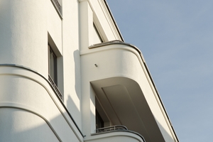  An den Unterseiten der Balkone wurden unterschiedlich zugeschnittene Wärmedämmplatten verbaut, um so eine nur von unten sichtbare, umlaufende Profilierung zu schaffen. Foto: quick-mix<br /> 