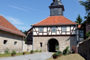  Das Torhaus des Klosters Michaelstein wurde im Zuge der Sanierungsarbeiten mit einem Innendämmsystem auf Holzfaserbasis und Lehmputz versehen. Auf diese Weise konnten zeitgemäße Anforderungen an den Wärmeschutz mit dem historischen Bestand in Einklang gebracht  werden 