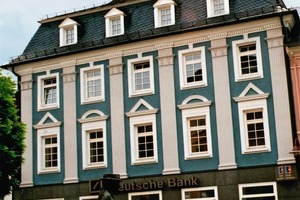  Eine in Formen und Farbigkeit gut gegliederte Historismus-Fassade mit unterschiedlichen Stilelementen 