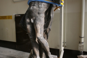  Der orginale Herkules aus der Reihe der Skulpturen aus der griechischen Methologie am Portal VI des Schlüterhofs 