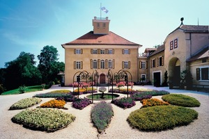  Schloss Fachsenfeld in Aalen beherbergt viele Kunstschätze. Fachverarbeiter der Dittmar GmbH dichteten das Blechdach des Südflügels ab 