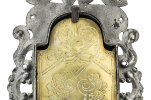  Schlösser waren früher oft künstlerisch gestaltet. Dieses Schrankschloss aus dem 18. Jahrhundert ist mit einer gravierten Schlossdecke aus Messing verziert 