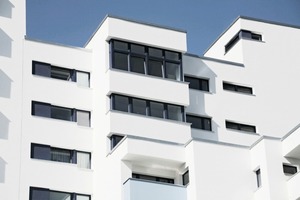  In den bereits sanierten Wohnblöcken des Märkischen Viertels sorgen die neuen kobalt-blauen Fenster mit integrierter Grundlüftung für ein gesundes Raumklima 