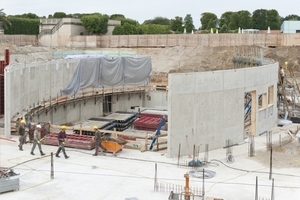  In die Baugrube betonierten die Rohbauer die Wände für das unterirdische Auditorium hinein 