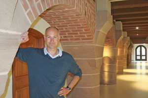  Thomas Wieckhorst, Chefredakteur der bauhandwerk, in dem zur Jugendherberge umgebauten ehemaligen Kornhaus der Nürnberger Kaiserburg (ab Seite 16)Foto: Tobias HülswittKontakt: 05241/801040, thomas.wieckhorst@bauverlag.de 