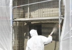  Wegen der vielen Risse musste die gesamte Fassade des Bunkers mit Spritzbeton beschichtet werden 