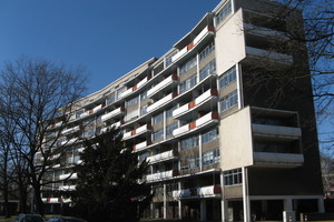  Rändern derLoggia-Platten sowie an der Unterseite im Bereich der Tropfkante. Die Bewehrung liegt stellenweise frei.  