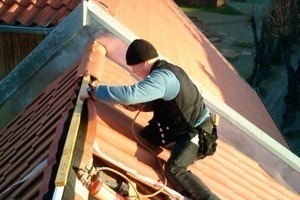 Arbeiten am First des mit Hohlpfannen neu eingedeckten Daches<br /> 