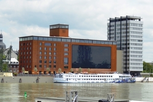  Nach Umnutzung präsentiert sich der Speicher zum Rhein hin mit einer rostroten Fassade Foto: Caparol 