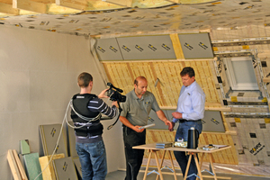  Ein altes Kino wurde für die TV-Sendung in ein professionelles Fernsehstudio verwandelt. Der Dachstuhl, an dem während der Sendung die Praxisbeispiele gezeigt werden, passt genau hinein  