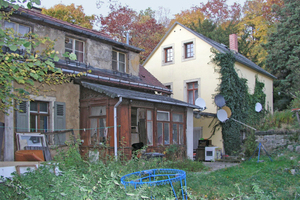  Zustand vor dem Umbau: Das Ensemble aus den 1880er Jahren, gelegen an dem historischen Pfad „Ohlsche“  in Dresden-Wachwitz, bestand aus einem Haupthaus und einem zweiteiligen Hinterhaus, in dem sich Stallungen und Wirtschaftsräume befanden 