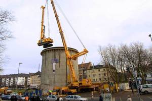  Die zur Bohrpfahlgründung erforderliche, fast 100 Tonnen schwere Maschine wird von einem der stärksten Teleskop-Kräne Europas in den Bochumer Bunker gehievt 