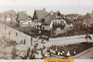  Kaum den Kinderschuhen entwachsen – die von den Architekten Hakenholz und Brandes gebaute „Kolonie“ Siebelsburg mit ihren zwei- und dreigeschossigen Häusern im Arbeitervillen-Stil um 1910 