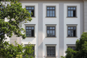  Links: Vom ersten bis zum zweiten Obergeschoss ist die Fassade mit Nut- und Feder-Dämmplatten verkleidet 