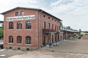  Die Haustrennwände errichteten die Handwerker aus Silka Kalksandstein. Der Anschluss an das Bestandsmauerwerk erfolgte mit Edelstahlflachankern 