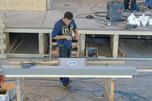  Gut zu erkennen die aufgeständerte Bodenkonstruktion mit oberseitiger Abdeckung aus Holzwerkstoffplatten und „Powerpanel TE“ Estrich-Elementen. Im Hohlraum verlaufen die Sanitärleitungen Fotos: Fermacell 