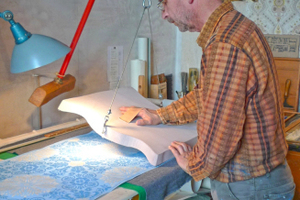  Herstellung einer Tapete im Handdruckverfahren durch den Dipl.-Restaurator Lutz J. Walter aus Wernigerode 