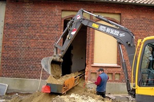  Den alten Kriechkeller verfüllten die Handwerker mit Sand und gossen anschließend eine neue Sohlplatte aus WU-Beton. Es folgte eine Schicht druckfeste Dämmung und schließlich die Fußbodenheizung 