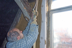  Nach dem Verkleben der Mineraldämmplatten brachten die Mitarbeiter der SMB Baugestaltungs-GmbH Lehmmörtel mit ganzflächiger Gewebeeinlage als Armierungsschicht aufFotos: Wildmann Architekten 