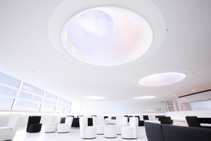  Die Skylobby über dem Theatersaal. Die Lochplattendecke wird von kegelförmigen Öffnungen, so genannten „Lichtkanonen“, durchdrungen, über die zusätzliches Tageslicht von oben in die Skylobby gelangt 