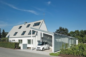  Moderne Architektur verbindet sich mit der städtebaulichen Idee der Siedlerhäuser: Das Bestandsgebäude bleibt so weit wie möglich erhalten, der neue Erweiterungsbau (rechts im Bild) schafft zusätzlichen Wohnraum für die ganze Familie  Foto: Velux 