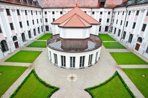  Der Chor der 1924 im Innenhof erbauten Kirche erhielt um die Apsis herum einen eingeschossigen ringförmigen Anbau 