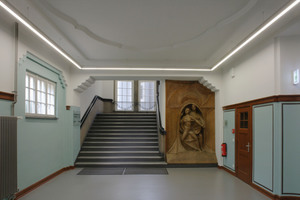  Treppenaufgang mit Holzrelief (rechts im Bild) 
