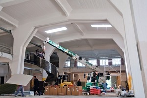  Montage der aus einem Pipelinerohr gefertigten Spindeltreppe in der Verladehalle 