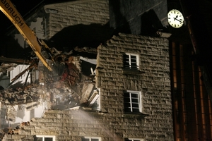  Man achte auf die Uhr (oben rechts im Bild): es ist zwanzig nach eins - die Abrissarbeiten am Nordflügel fanden zu einer Zeit statt, da die meisten Bürger der Stadt längst schlafen 