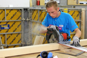  Timo Schön, Goldmedaillengewinner im Gewerk der Beton- und Stahlbetonbauer, bei der Arbeit mit der Handkreissäge 