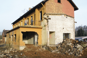  Das Hauptgebäude des 1897 errichteten Bahnhofs. An der Stirnseite erkennbar: die Umrisse des bereits abgerissenen Ostflügels 