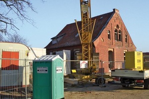  Die Wände des Anbaus mauerten die Handwerker aus KS-Steinen, Decken und Attika bestehen aus Beton. Die Verbindung zum Altbau stellt eine neue Stahl-Glas-Konstruktion her 