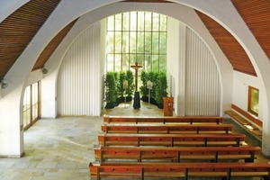  Der Innenraum der Aussegnungshalle vor dem Umbau (Blickrichtung Altar) 