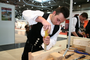  Zimmerer der Firma Bennert zeigen den handwerklichen Umgang mit Holz mit dem Stechbeitel ... 