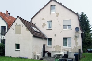  Die Putzfassade einen Hauses vor (links) und nach der Bekleidung mit der Fassadentapete FlexoMur 