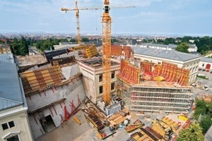  Das alte Treppenhaus inmitten der zum Teil noch geschalten schrägen Wände des KeilsFoto: Peri 