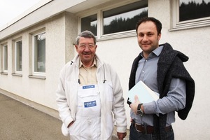  Das überzeugt den Fachhandwerker: Paul Alfred Schilling (links) inspiziert eine von seinem Vater Alfred im Jahr 1967 gedämmte Fassade, rechts Sto-Verkaufsberater Michael Kopf 