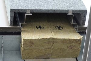  Im Bereich der vertikal verlaufenden Granitplatten, der Lisenen, wird mit Hilfe zweiteiliger Ejot-Dämmhalter die Zwischendicke von 270 mm Dämmung befestigt 
