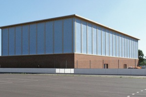  Von außen präsentiert sich die aus Holz und Stahlbeton erbaute Beachvolleyballhalle des Sportforums Hohenschönhausen sehr schlicht 