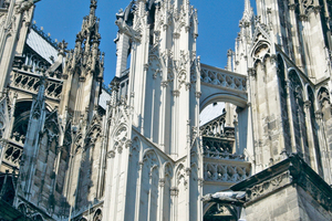  Rechts: Siliconharz-Lasur in Kalkoptik am Kölner Dom nach zehn Jahren StandzeitFotos: Remmers 