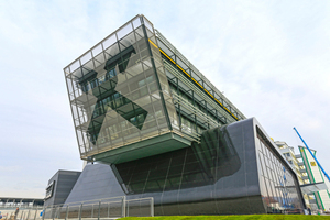  Die Raiffeisenlandesbank (RLB) in Graz-Raaba nach Plänen des Grazer Architekturbüros Strohecker ZT erhebt sich aus der flachen Landschaft 