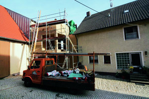  Bilder ganz oben: Den Verbindungsbau stellten die Zimmerleute aus vorgefertigten Wandelementen her, die sie anschließend mit Lärchenholzbrettern beplankten 