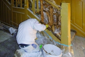  Abbeizen der späteren Farbfassung an der Treppe 