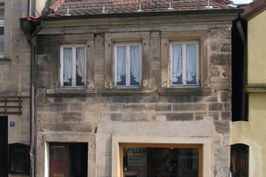  Von außen in einem noch vergleichsweise guten Zustand (linkes Bild),offenbart sich im Inneren des im 17. Jahrhundert in Kronach erbauten Hauses, was 15 Jahre ohne Nutzung und 30 Jahre ohne Unterhalt angerichtet haben (rechtes Bild) 