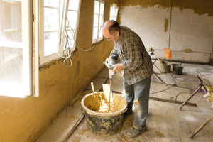  Anmischen des Lehmklebemörtels mit dem Handrührwerk 