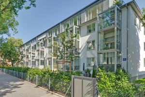  Energetisch saniertes Gebäude in der Münchner Prinzenstraße. Auf der Südseite wurden Balkone energetisch getrennt vor die Fassade gestellt Foto: Guggenbichler+Netzer Architekten / Philipp Herbster 