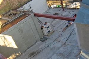  Die Betondecken bestehen aus Fertigteilelementen, die auf der Stahlkonstruktion auflagern und nur noch vergossen werden mussten (siehe großes Foto auf Seite 23/Foto: Matthias Broneske) 