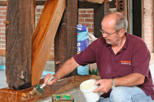  Am Fachwerk legte Bauherr Reinhard Schimmel selbst letzte Hand an, indem er das Holz zum Schutz mit griechischem Olivenöl anstrich 